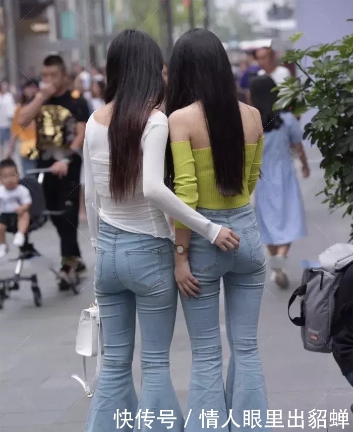 喇叭裤|似带如丝柳,团酥握雪花,浅蓝色喇叭裤巧穿搭演绎的并蒂仙莲之美