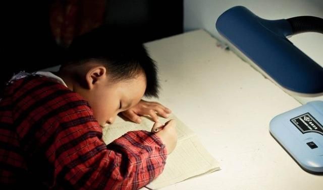 妈妈|“妈,我太困了,再睡一分钟”,孩子再也没醒来,妈妈后悔不已