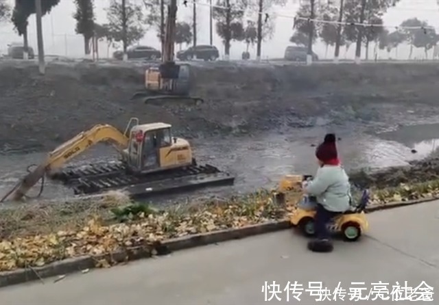 河道|萌娃开“挖机”,在河道旁学工人工作走红,网友:休想划水