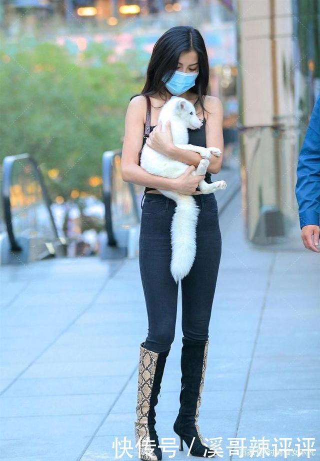 凉爽的秋天,喜欢吊带的女孩可以搭配针织外套,经典又“耐穿”