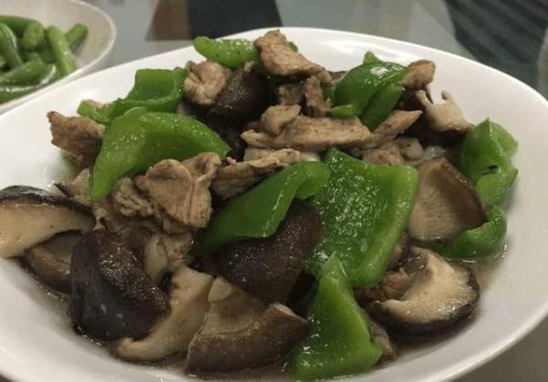 老家亲戚来家里,我做了5个菜,却被嫌弃,现在农村人都吃啥