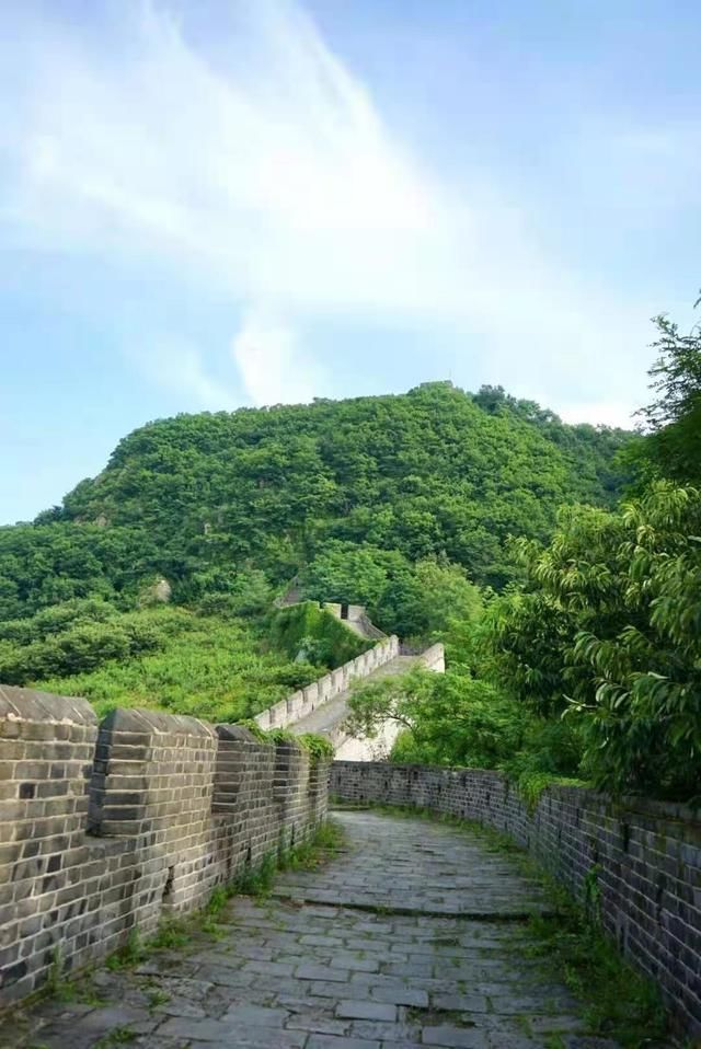 风轻$20首诗词描写长城欲上长城顶,相看大漠江烟。江烟笼翠葱茏尽