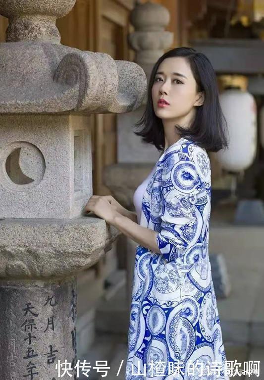 搭配|“女神”颜丹晨身着一件青花瓷套装,她的双腿是亮点