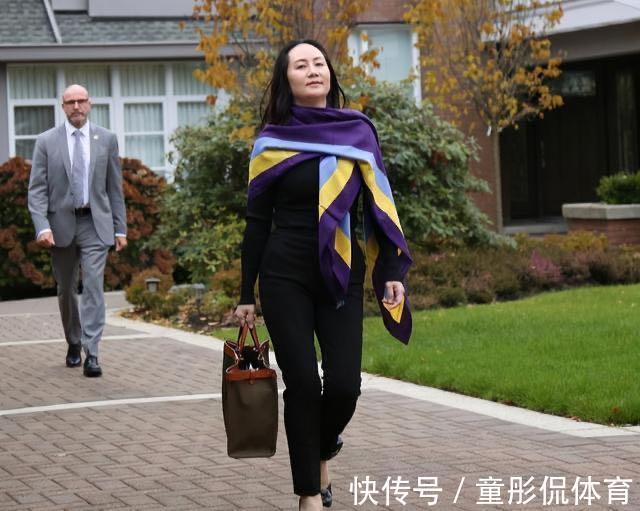 土褐色 孟晚舟终于走出别墅!穿修身针织衫腰身立显,搭配丝巾眼神太霸气