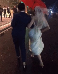 |搞笑GIF:新娘子扭的好欢乐,这一定是嫁给了爱情~