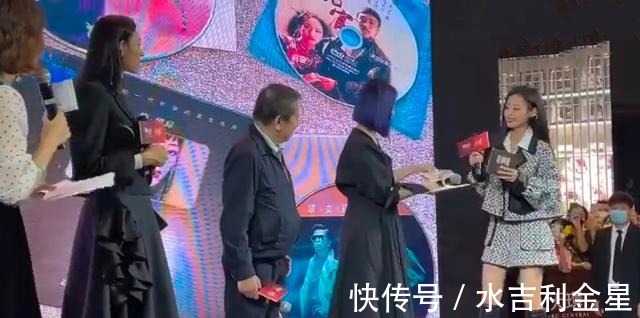 尴尬,伍珂玥参加《梅艳芳》主创见面会,晒的碟片并不是正版