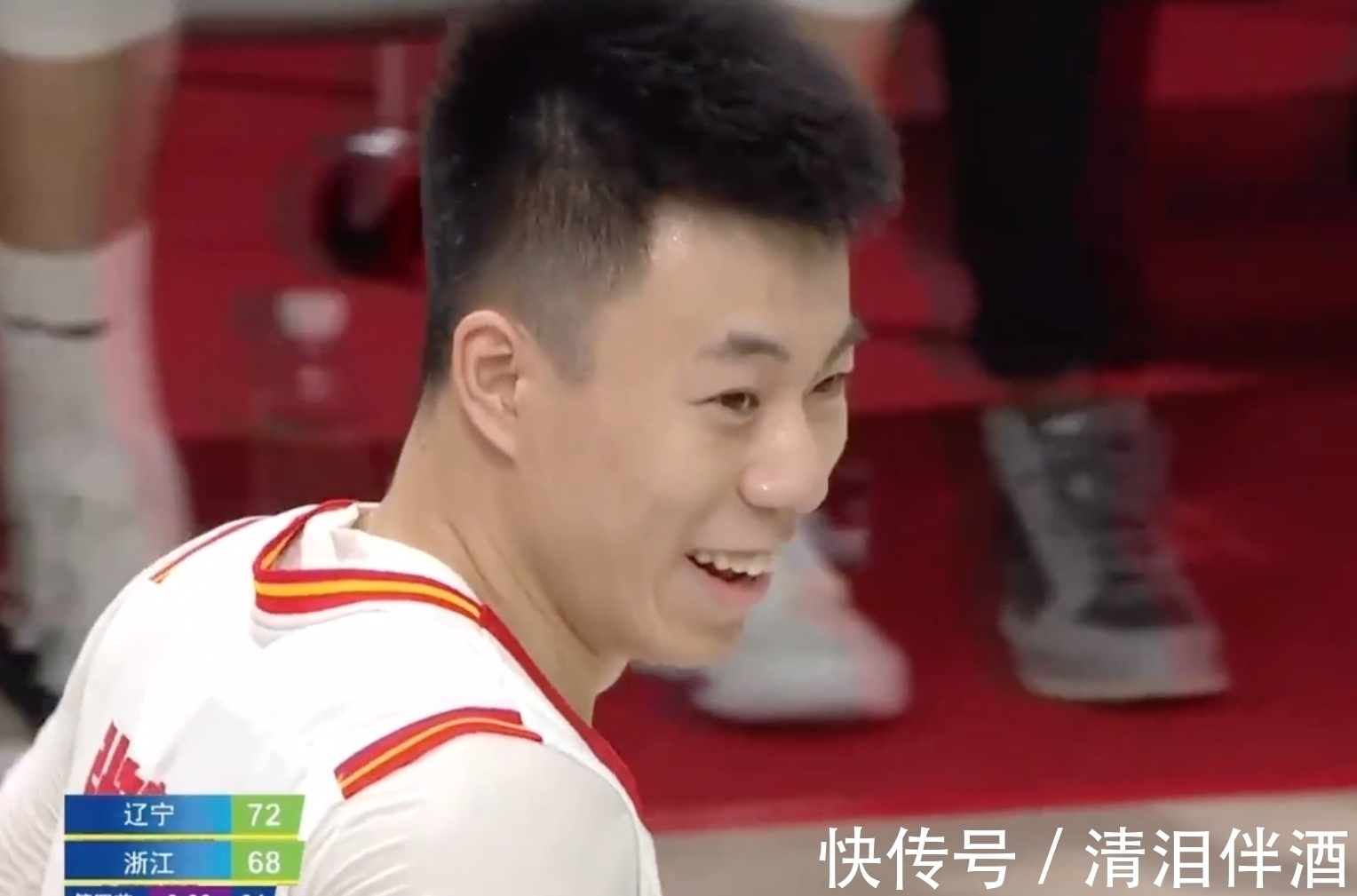 浙江男篮|分差被追到2分后,赵继伟用一手势指挥郭艾伦跑位助张镇麟完成劈扣