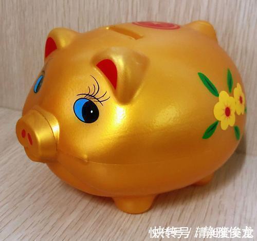 儿子|儿子期末考试得了第一名,宝妈砸开存钱罐给奖励,一锤下去却懵了