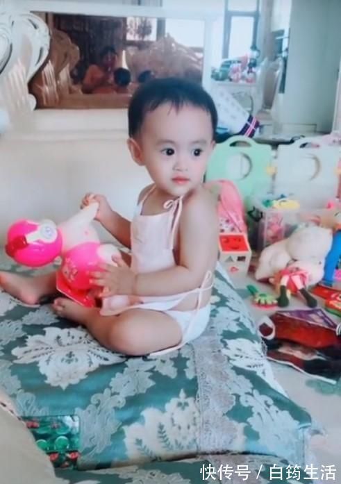 外星人|宝宝刚出生时像个外星人,宝妈坚持抚养,一年后:还好当时没丢