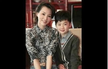 央视一姐董卿上《新闻联播》！大背头气质不凡，在男领导中好抢眼