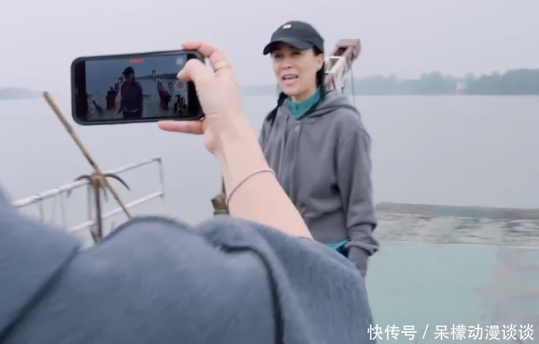 鸡窝 下期《向往5》热闹了,那英梁静来做客,洗碗掏蛋全不落,追定了