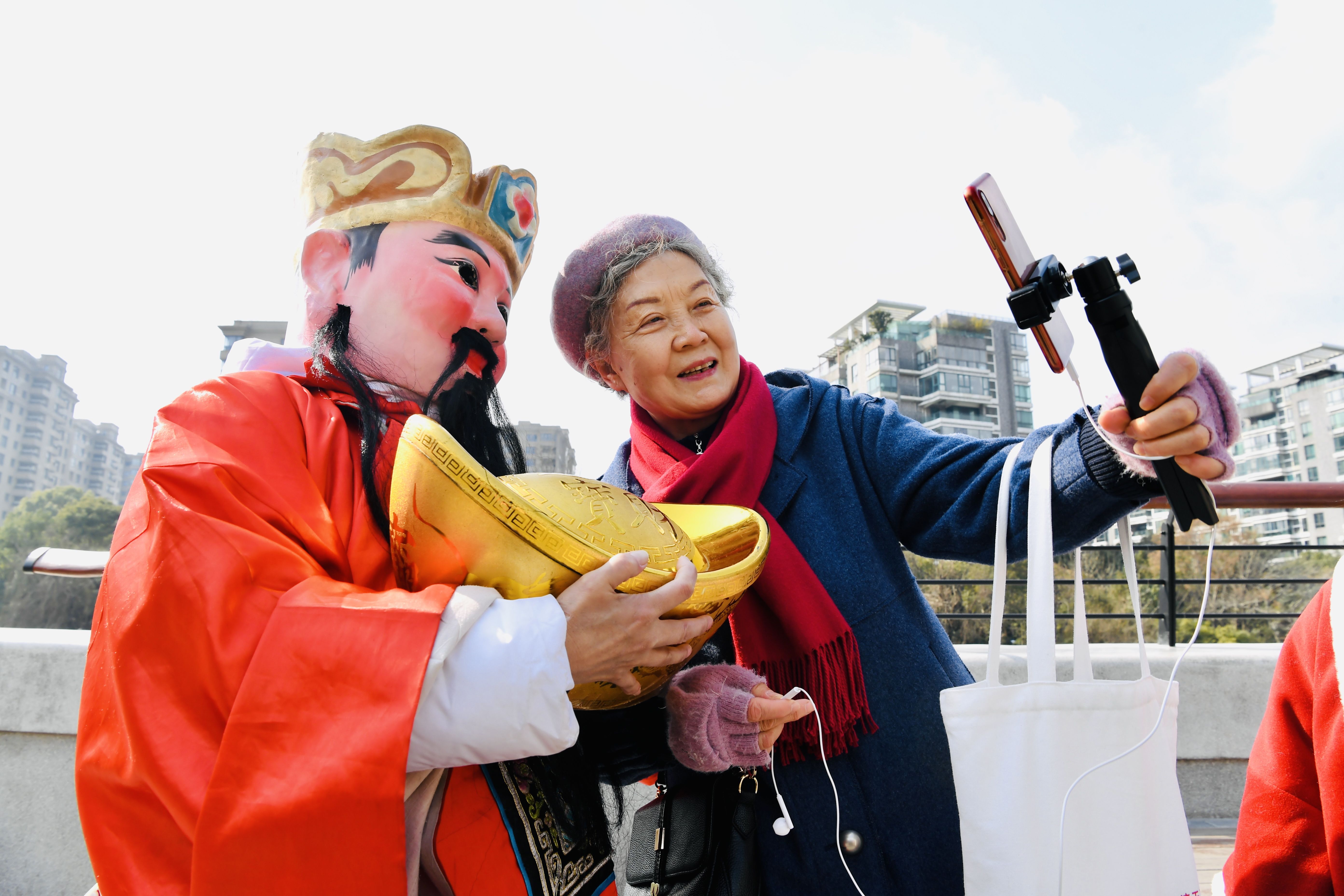 民俗|大年初五，苏州河华政步道上演非遗民俗快闪，邀你“乐嗨过大年”