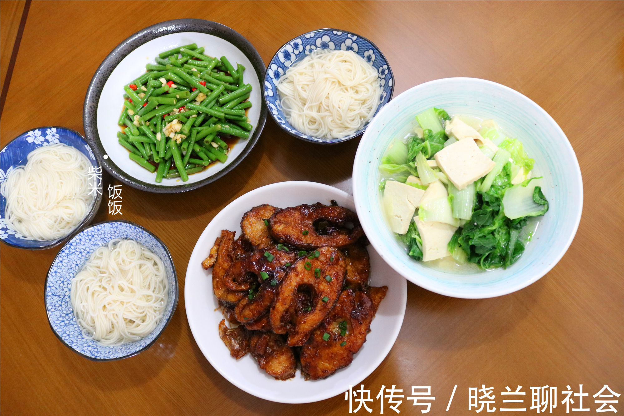 一家人的晚餐,3个家常菜,搭配白面条,全家人吃美了