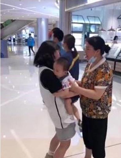 儿子|儿子紧紧抱住陌生阿姨不撒手,亲妈出现后愣住了两个妈妈