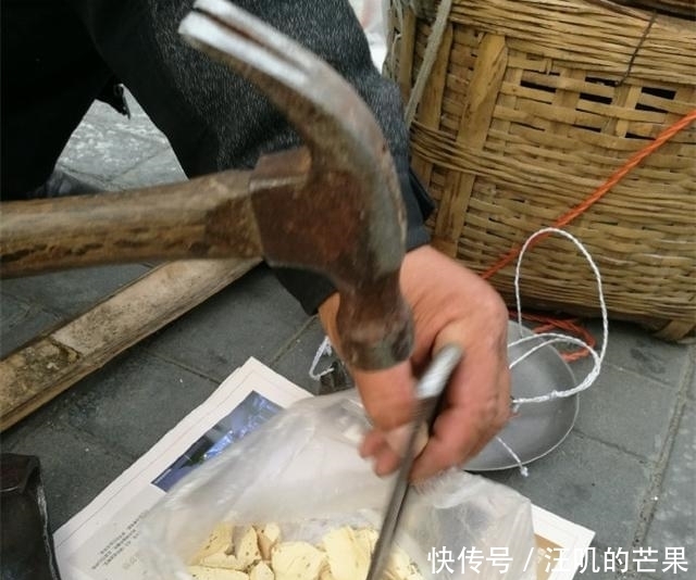 零食|街边偶遇小时候吃的零食,想买又怕被人说幼稚