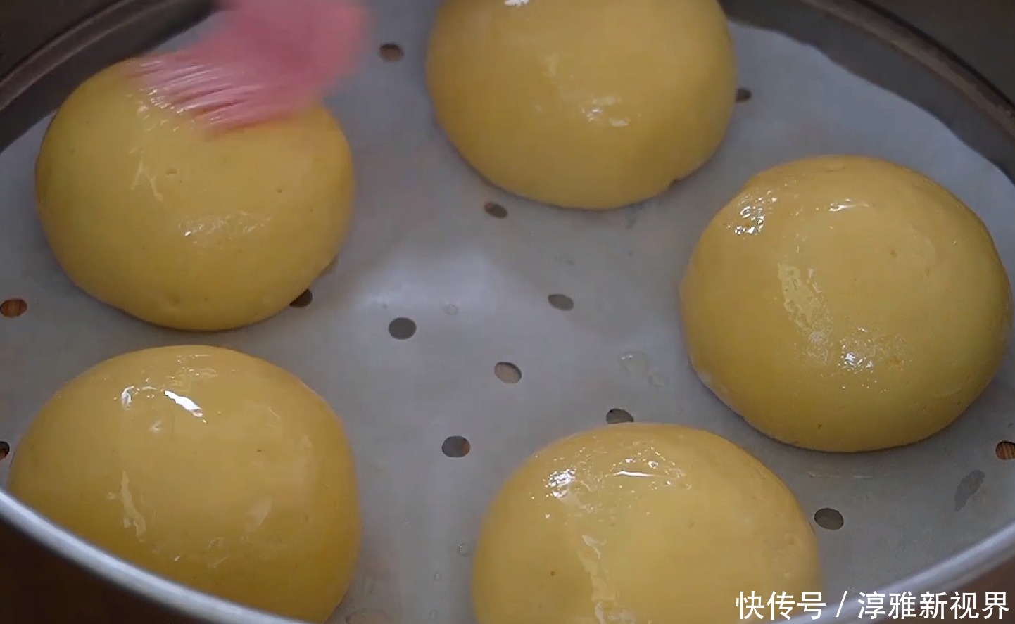 十足|用玉米面做菜饼子,外酥里软,馅料香味十足,我能吃5个,真解馋