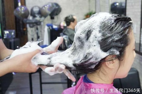 为什么去理发店理发时,都要先洗头呢?才知道藏着“3个猫腻”!