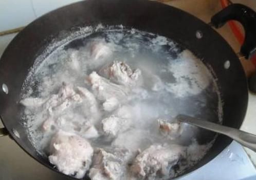 炖排骨,有人焯水,有人直接炖,这才是正确做法,排骨鲜嫩又入味