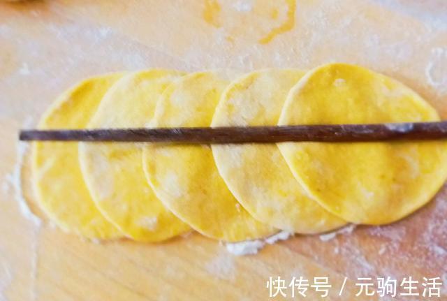 南瓜加面粉，除了发糕还能做成花，好吃又好看，真正的色香味俱全