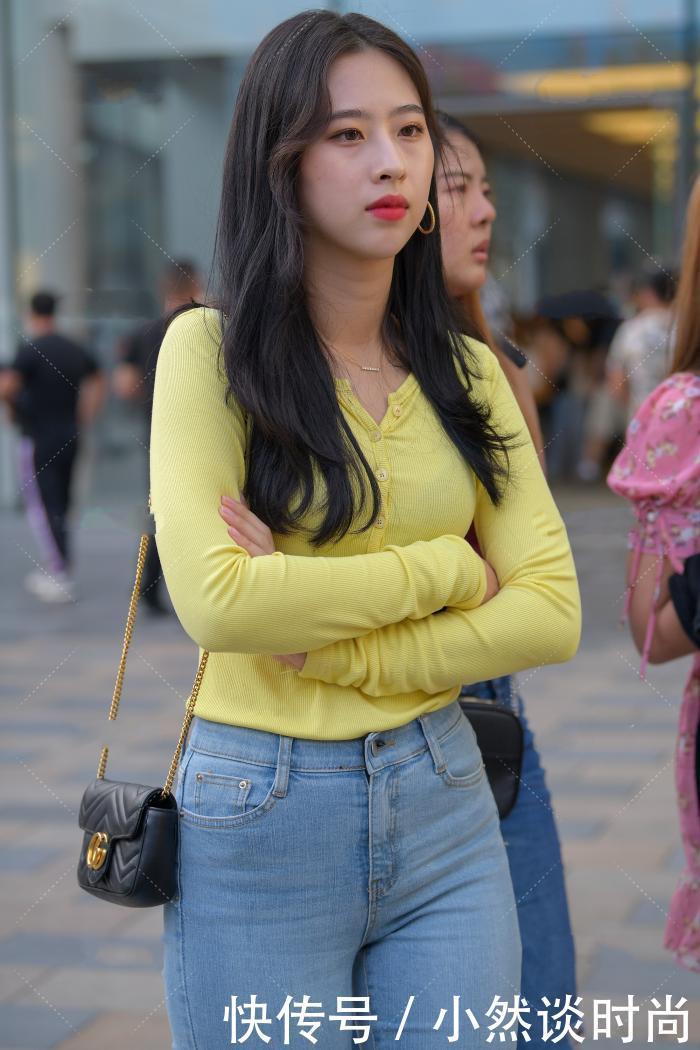 单的单品也有魅力,浑身充满了奢华,高开叉大秀长美腿