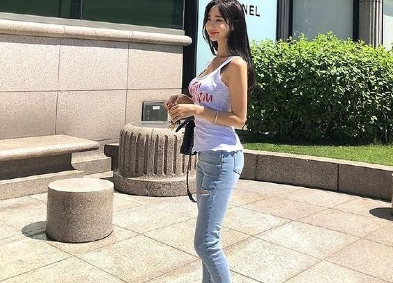 妩媚优雅的牛仔裤美女,绽放青春魅力,活力感十足