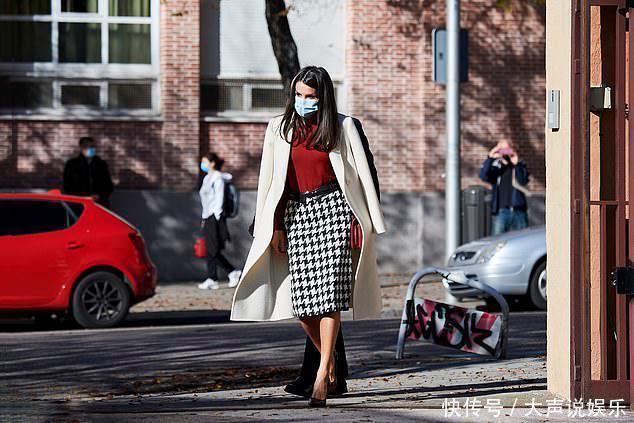 西班牙王后真会穿，乳白色“呢大衣”配红针织衫，美得高级又醒目