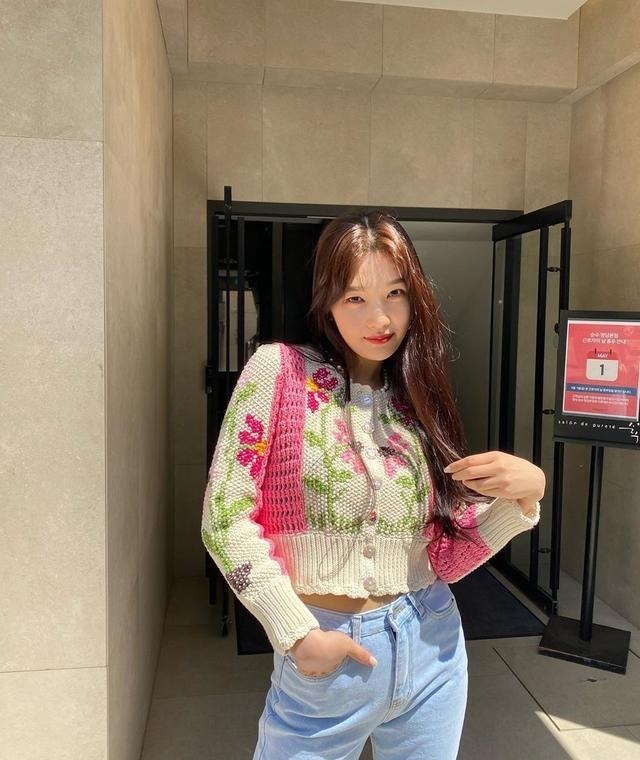 理得很完美|26岁朴秀荣穿搭很精致, 穿针织开衫配蓝色牛仔裤, 轻松穿出高级感