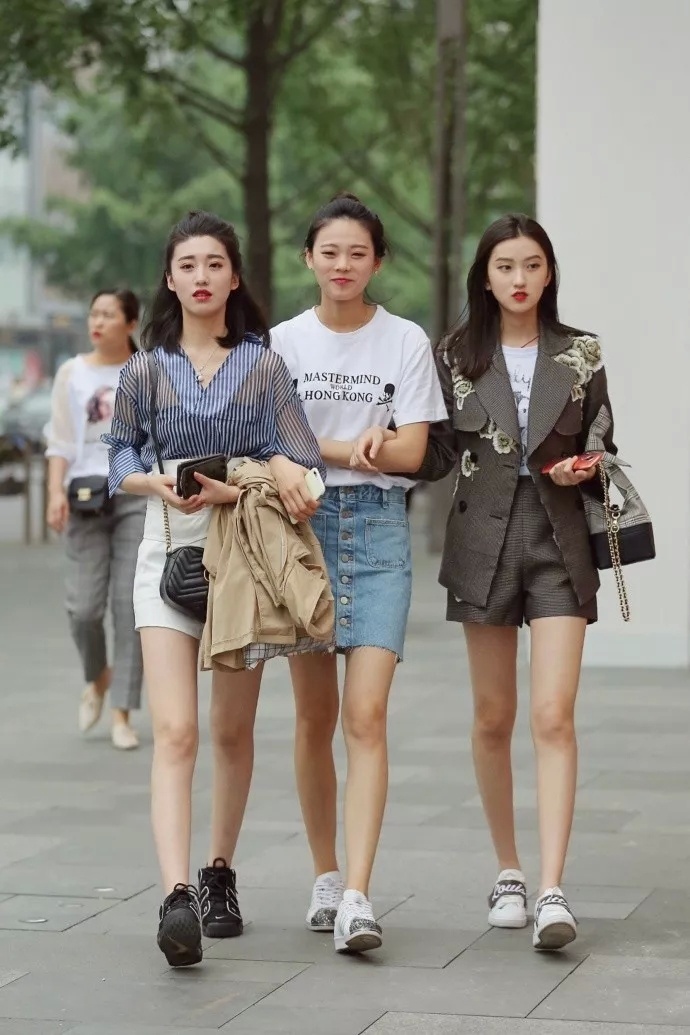 大长腿|打扮很时尚的性感姑娘，条纹色长衫款式漂亮，尽显白皙大长腿