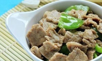 先炒青椒还是牛肉?饭店大厨多这一步,难怪炒不老,嫩滑入味!