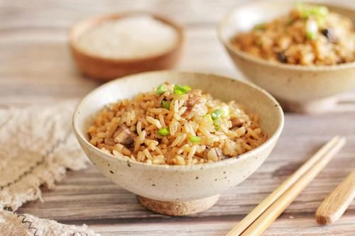 回家吃饭|一人食，1口锅轻松做好，鲜香滑嫩的香菇鸡肉饭，太简单了