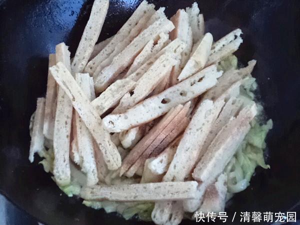 适量|鸡蛋别再煎着吃啦,教你一个新吃法,美味解饱,比摊鸡蛋好吃百倍