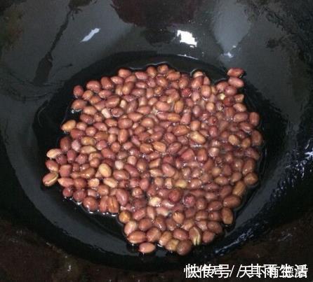 炸花生米,直接下锅炸就错了!大厨:多加1步,花生香脆不易糊