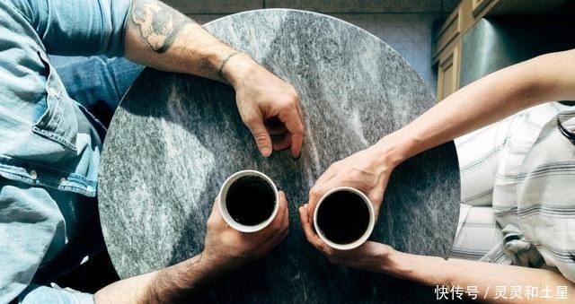 喝咖啡|如果你想喝咖啡,你必须在杯子里加点甜味