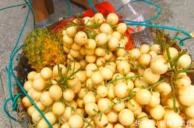 大娘街边卖 黄皮 水果 15元一斤无人买 我花200元全包了 快资讯