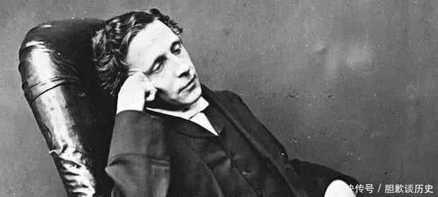 他是一位数学家,却写了本童话,风靡世界155年,无数孩子为之着迷