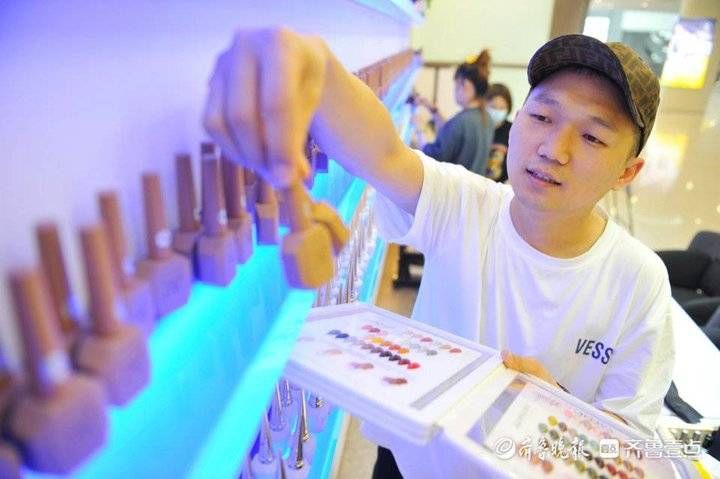 后男|85后男美甲师痴迷指尖16年，把绘画搬到了指甲上