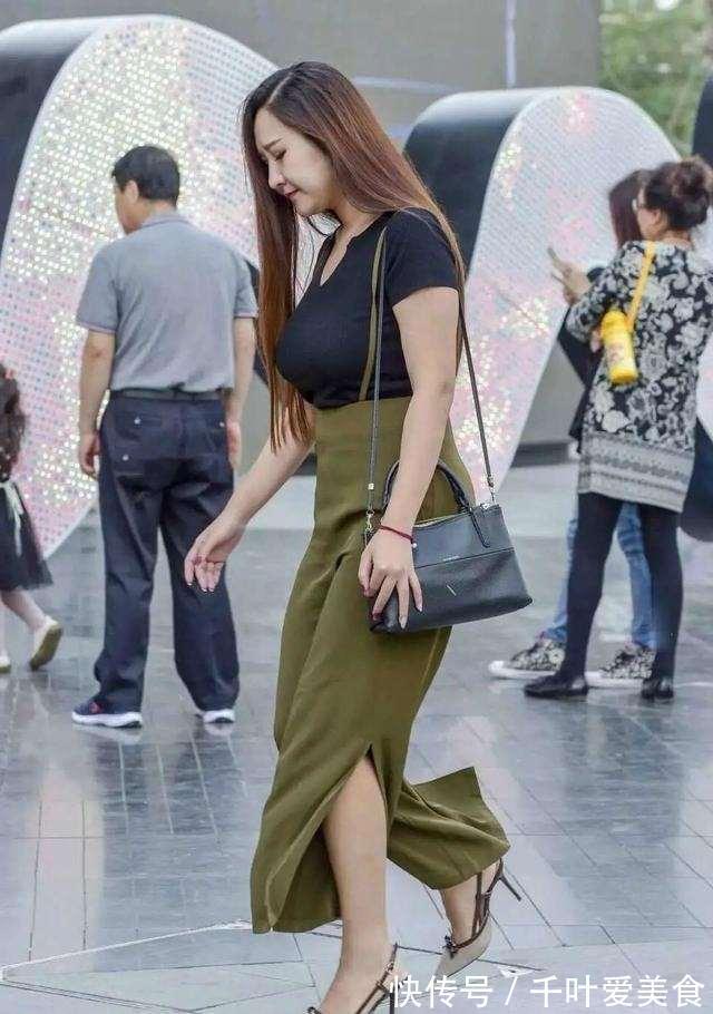 白色 单肩印花上衣搭配黑色包臀裙,时髦好看又清爽凉快,很有性感魅力