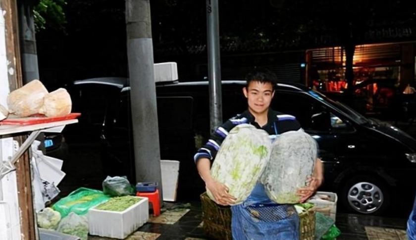 非诚勿扰:“卖菜哥”拒女总裁牵手大美女,台下二人现状太唏嘘