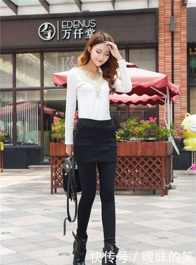  连衣裙|美女街拍：小姐姐气质甜美可人，白色连衣裙外搭披风，优雅大方！