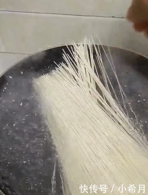 小伙|小伙教你煮好吃的面条,非常的有食欲,简简单单的面条看着真好吃