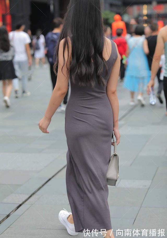 小姐姐 灰色连衣裙休闲简约,配上小白鞋,动感连衣裙穿搭技巧分享给你