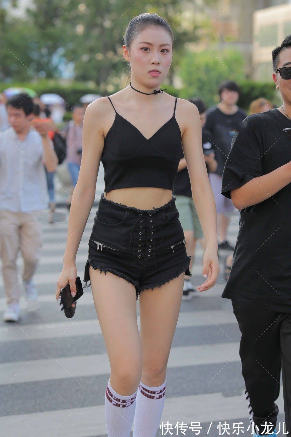 时髦感|一身黑色穿搭的小姐姐，可爱甜美，不失时髦感