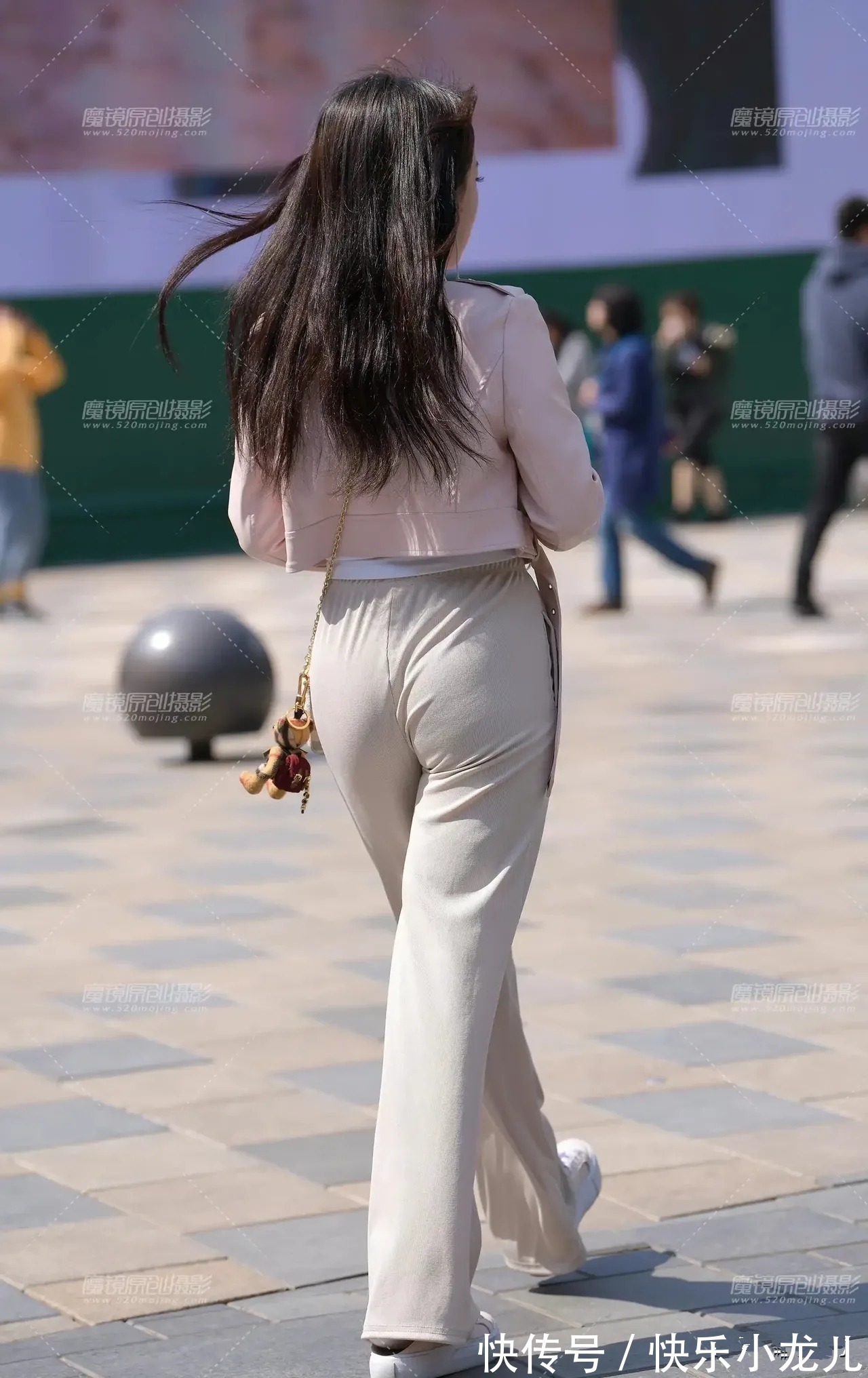 系带 白色T恤外搭粉色小风衣，搭配系带直筒裤，时髦帅气又舒适修身