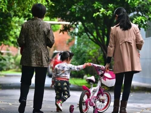 重庆外公实力宠娃,自制小火车接外孙放学,其他小朋友都羡慕极了