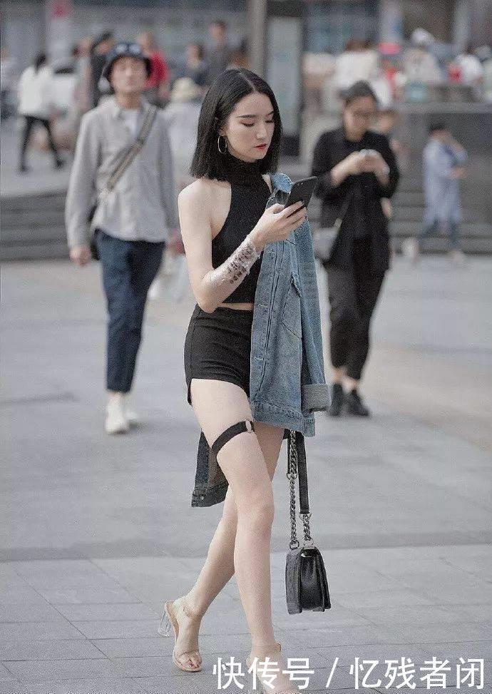 小姐姐粉色连衣裙搭配一双尖头的高跟鞋,从而拉高了腿部的线条