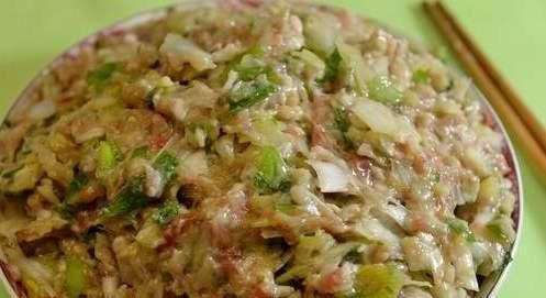 给肉馅去腥,加料酒还是加鸡蛋?分享正确做法,肉馅鲜嫩无腥味