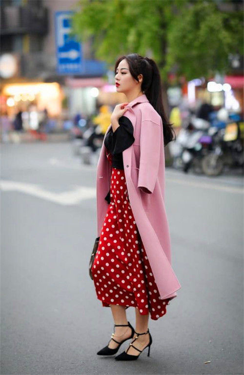 街拍：美女白色斑点红裙子非常的好看，很是靓丽
