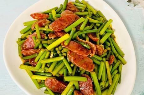 大厨|炒蒜苔,切好直接下锅炒是不对的,大厨分享1招,蒜苔翠绿入味