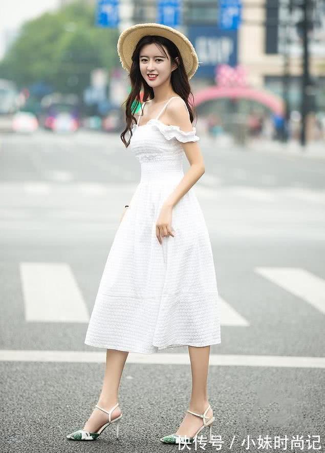 小姐姐|街拍:美女梳一个丸子头,牛仔半裙外搭休闲西装,青春时尚的魅力