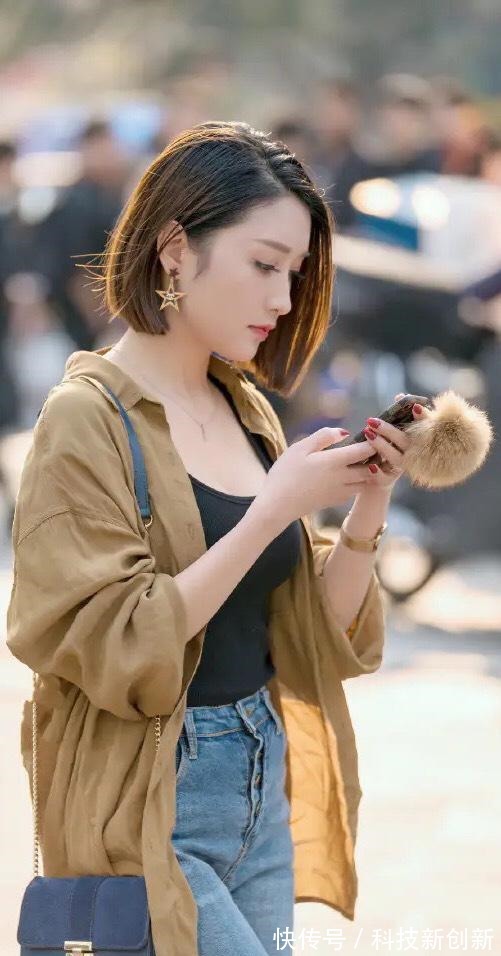 小姐姐 紧身牛仔裤搭配卡其色衬衫,俏皮可爱又清新,穿出曼妙曲线!